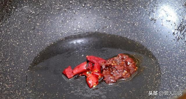 鱼香茄子这样做好吃，做法简单家常，吃着一点都不腻，超下饭