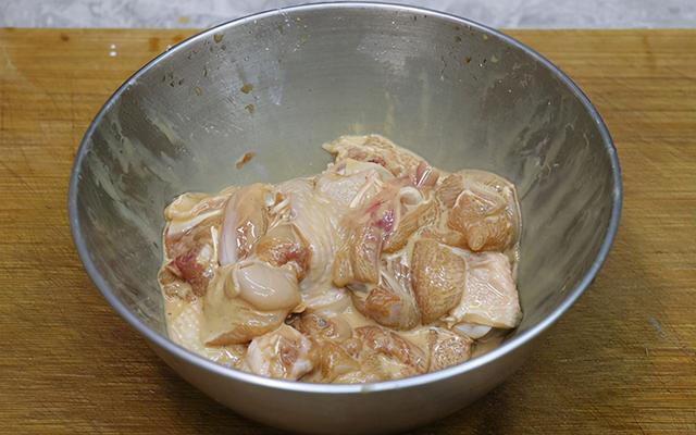 香辣爽口的干锅鸡块，鸡肉鲜嫩入味，做法简单，下酒又下饭