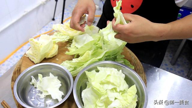 厨师长分享“手撕包菜”的做法，几块钱的成本，做出来够一家人吃