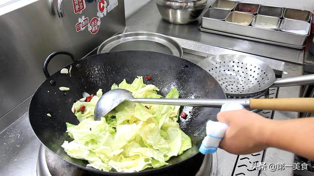 厨师长分享“手撕包菜”的做法，几块钱的成本，做出来够一家人吃