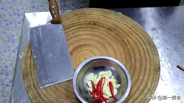 厨师长教你手撕包菜的正确做法，讲解详细到位，接地气的家常菜