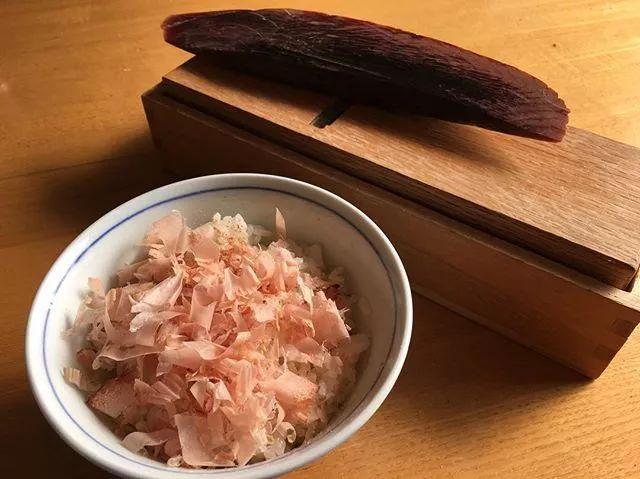 章鱼小丸子的灵魂配料—木鱼花，为何在日本，却成了猫饭？