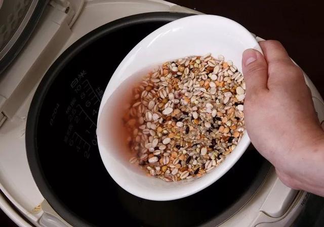 糙米怎么煮才好吃？泡水时间、米水比例务必记起来