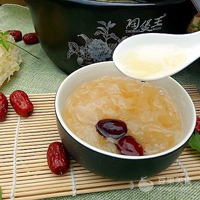 砂锅银耳红枣汤的做法
