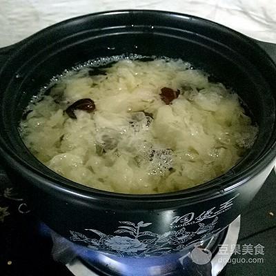 砂锅银耳红枣汤的做法