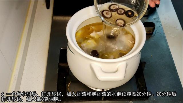 竹荪鸡汤如何汤浓味美？放材料的时间很关键，只放盐依旧鲜美无比