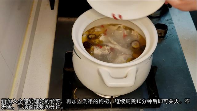 竹荪鸡汤如何汤浓味美？放材料的时间很关键，只放盐依旧鲜美无比