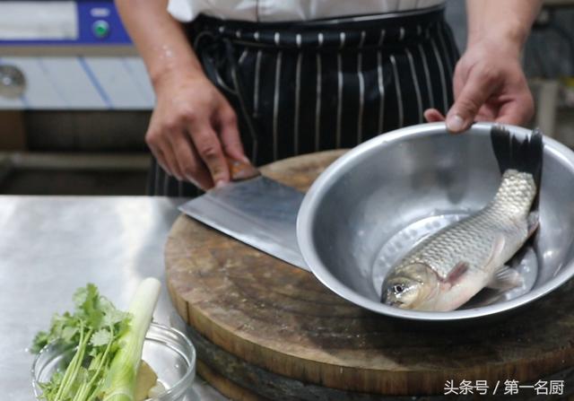 大厨分享红烧鲫鱼经典做法，过程很简单，吃起来很美味，一看就会