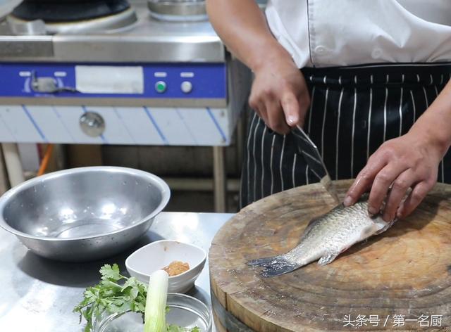 大厨分享红烧鲫鱼经典做法，过程很简单，吃起来很美味，一看就会