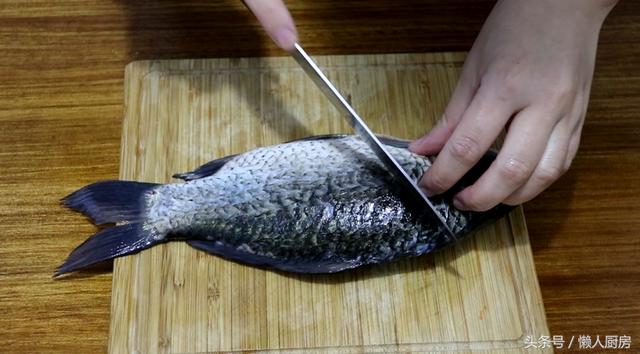 红烧鲫鱼的家常做法，这样处理鱼肉特入味，吃不到一点鱼腥味