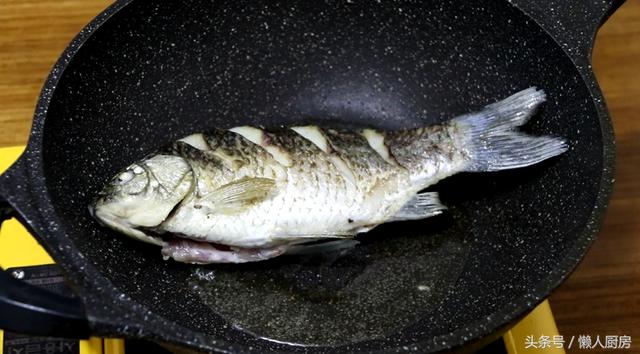 红烧鲫鱼的家常做法，这样处理鱼肉特入味，吃不到一点鱼腥味