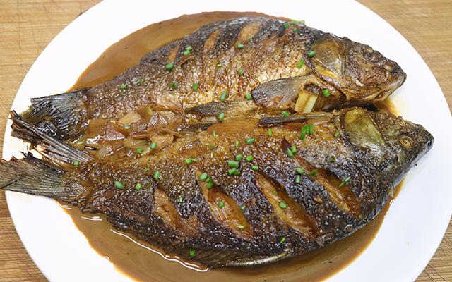 传统家常菜红烧鲫鱼，记住2个技巧，煎鱼不粘锅不破皮，好吃不腥