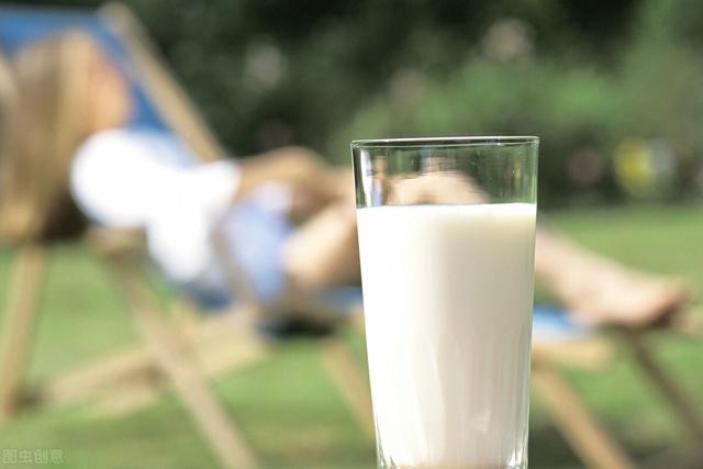 牛奶vs奶粉，哪个更有营养？如何选择牛奶和奶粉呢？