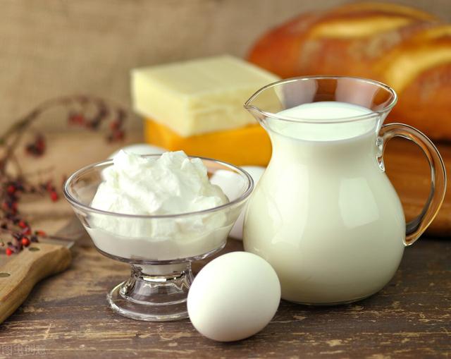 牛奶vs奶粉，哪个更有营养？如何选择牛奶和奶粉呢？