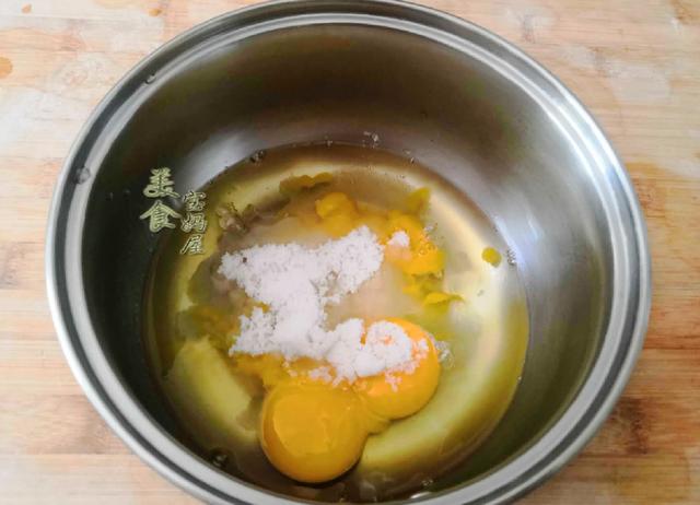 3个鸡蛋1碗面，蛋清蛋黄不分离，不用打发蛋白霜，简单做纸杯蛋糕
