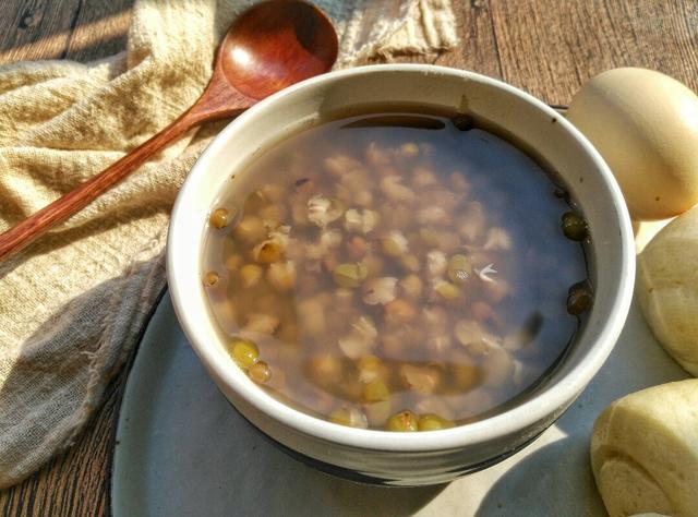 煮绿豆汤，直接下锅煮不对，大厨教你一招，粒粒开花，清凉又解渴