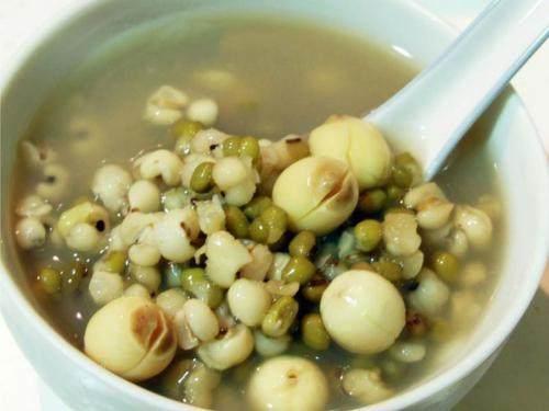 夏日喝绿豆汤解暑消热、促进食欲，教你1招煮出碧绿清澈的绿豆汤