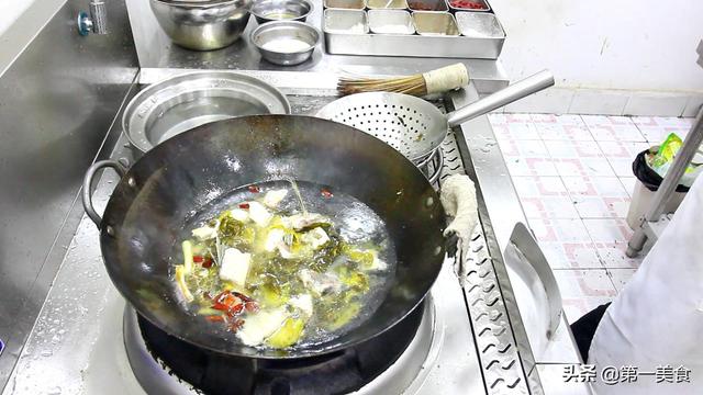 厨师长教你酸菜鱼的正确做法，汤汁鲜美，鱼肉软嫩滑爽，真好吃