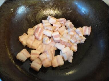 黄鱼鲞烧肉属于浙菜，黄鱼与肉的结合，肉肥而不腻，鱼肉香酥好吃