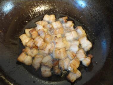 黄鱼鲞烧肉属于浙菜，黄鱼与肉的结合，肉肥而不腻，鱼肉香酥好吃