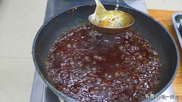 如何快速熬一锅香菇酱，阿飞方法很实用，酱香浓郁放上半月不会坏
