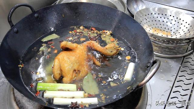 厨师长教你：“卤烧鸡”做法，方法和香料全在这，保证软烂入味