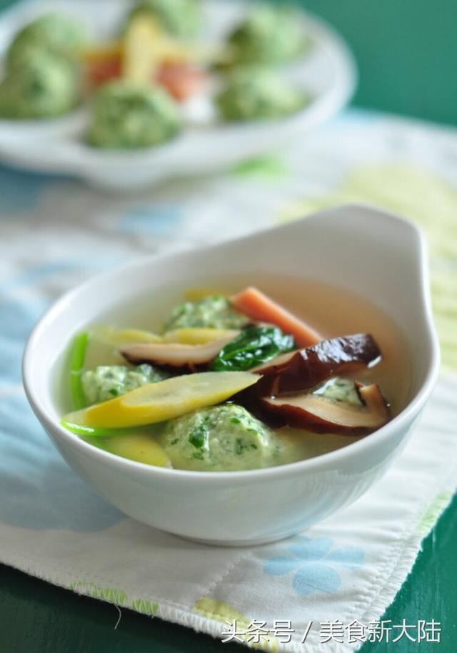翠绿的肉丸，鲜嫩的春笋，来碗汤吧！让生活清爽起来！