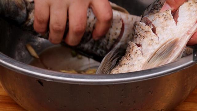 家常炖鱼，直接下锅炸就错了！多加一步，鱼肉酥烂不破皮，太香了