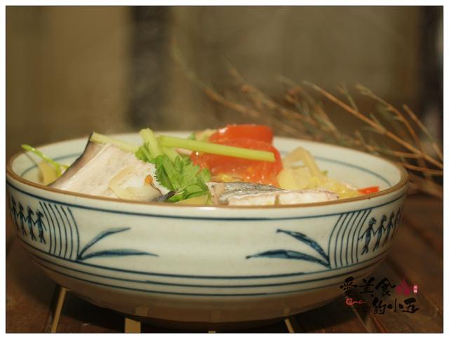 潮汕人爱吃的麻鱼，学名海鳗，传统的食材搭配为咸菜与番茄