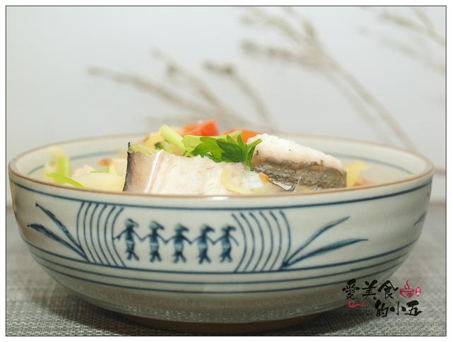 潮汕人爱吃的麻鱼，学名海鳗，传统的食材搭配为咸菜与番茄