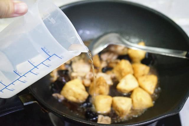 油豆腐绵又香，汤汁入里是特色，富含钙铁营养高，上桌见它要多吃