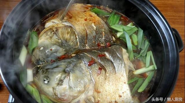 粉条别光会炖猪肉吃，用它炖鱼也不错，教你做简单的鱼头火锅
