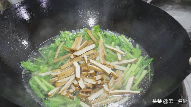大厨教你做一道“芹菜炒香干”，口感爽脆味道鲜，简单易上手