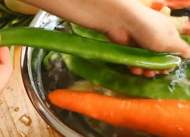 教你腌制正宗四川泡菜，方法简单，酸爽开胃，特别适合家庭制作