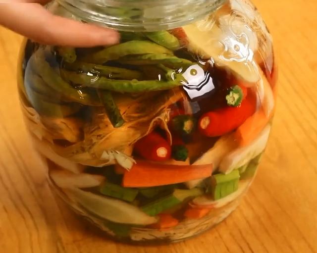 教你腌制正宗四川泡菜，方法简单，酸爽开胃，特别适合家庭制作