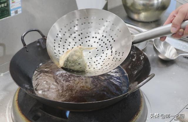 大厨分享糖醋松鼠鱼做法，讲解怎样改刀，腌制过油和熬糖醋汁技巧