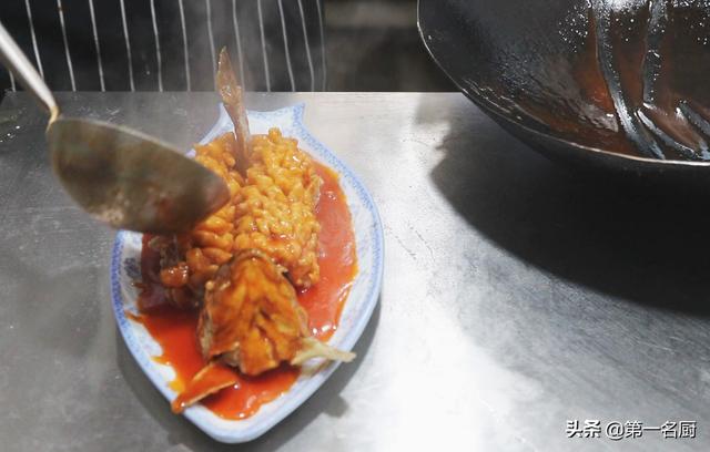大厨分享糖醋松鼠鱼做法，讲解怎样改刀，腌制过油和熬糖醋汁技巧