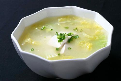 白菜豆腐汤：营养鲜美，简单易做，好喝得不得了