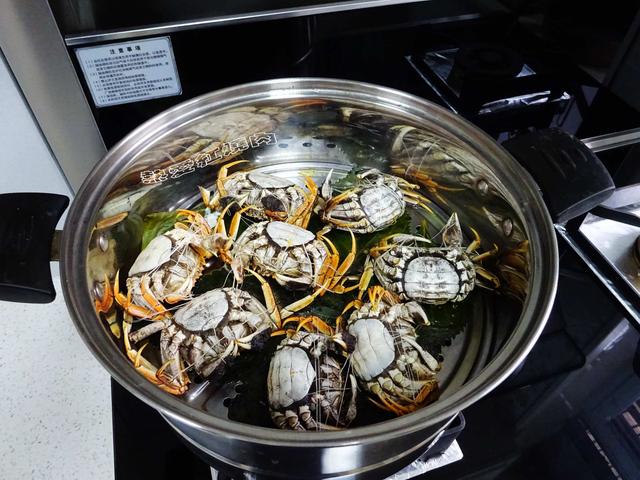 吃螃蟹未必非吃阳澄湖的，稻田蟹的味道也不错，清蒸就很美味！