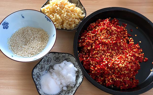家庭自制辣椒酱，香辣过瘾，拌饭拌面都可以，做法简单很好吃