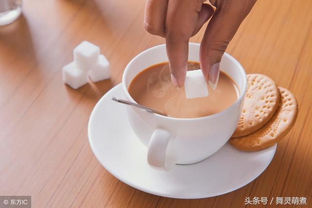 很多人喝咖啡喜欢加糖放咖啡伴侣，你认为的咖啡“搭档”真的好吗