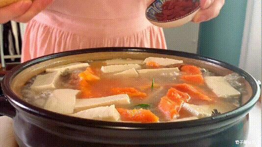 今日霜降，鲫鱼和木瓜豆腐煮一锅，汤鲜味美，宝妈们要多喝