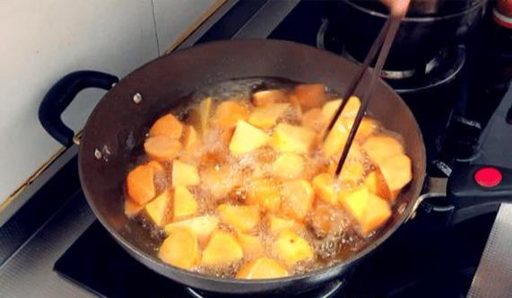 1分钟学会“拔丝红薯”的简单做法，熬糖浆原来这么简单，收藏了