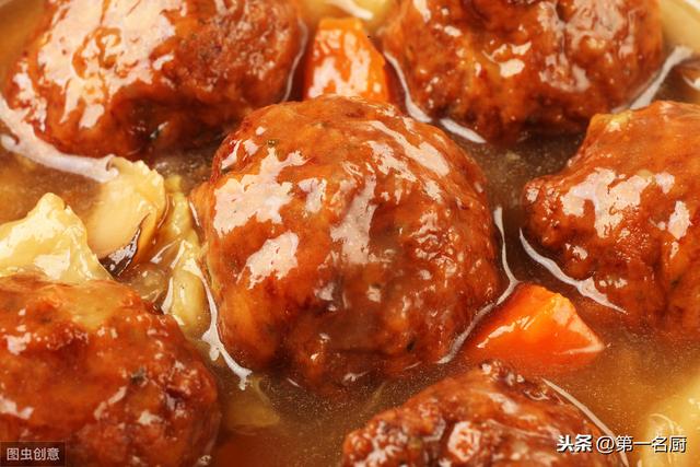 大厨分享“红烧狮子头”，详细讲解拌馅和调料，定型及红烧的技巧