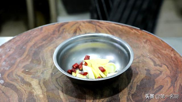 大厨分享“红烧狮子头”，详细讲解拌馅和调料，定型及红烧的技巧