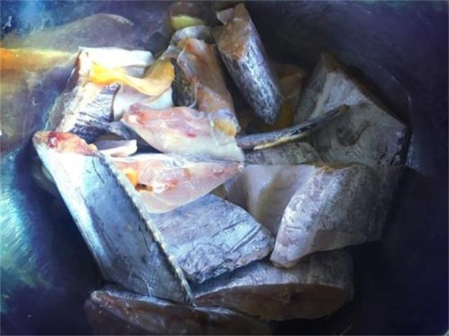 做红烧刀鱼的时候，鱼肉不碎还好吃，这步很重要一起学习一下吧！