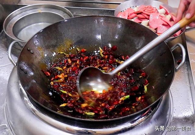 这才是麻辣香锅家常实用做法，零难度零技巧，香辣下饭，吃不过瘾