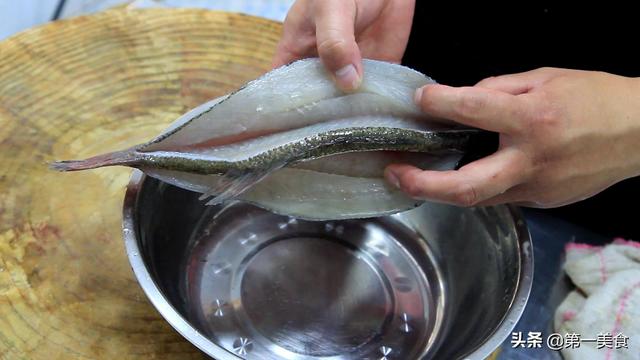 这才是清蒸鲈鱼的正确做法，鲜嫩无腥味步骤清晰，看一遍就能学会