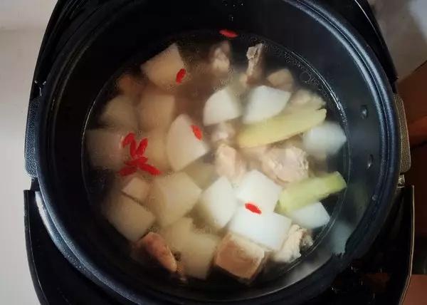 上海妈妈教你“白萝卜炖羊肉汤”家常做法，清爽鲜美，香味扑鼻