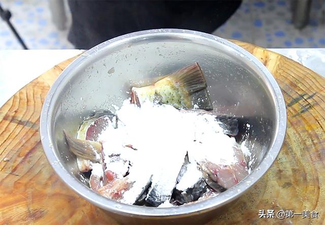 鲤鱼炖豆腐怎样做才入味，大厨教你窍门，鱼肉鲜嫩多汁，香辣入味